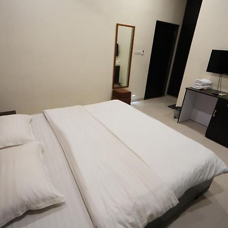 Hotel Ravi Residency Nadiad ภายนอก รูปภาพ