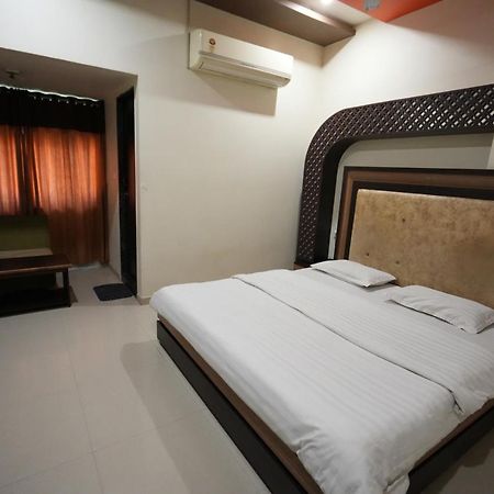 Hotel Ravi Residency Nadiad ภายนอก รูปภาพ