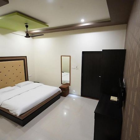 Hotel Ravi Residency Nadiad ภายนอก รูปภาพ