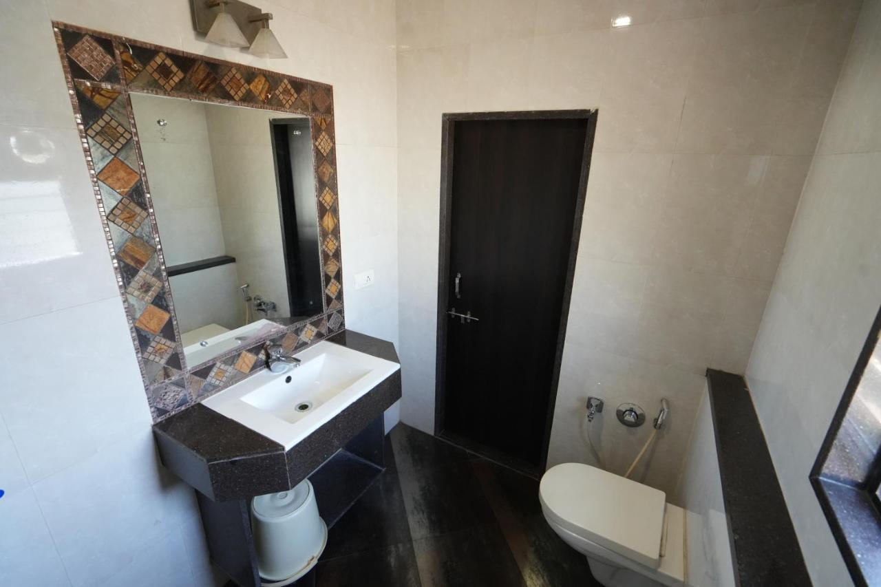 Hotel Ravi Residency Nadiad ภายนอก รูปภาพ