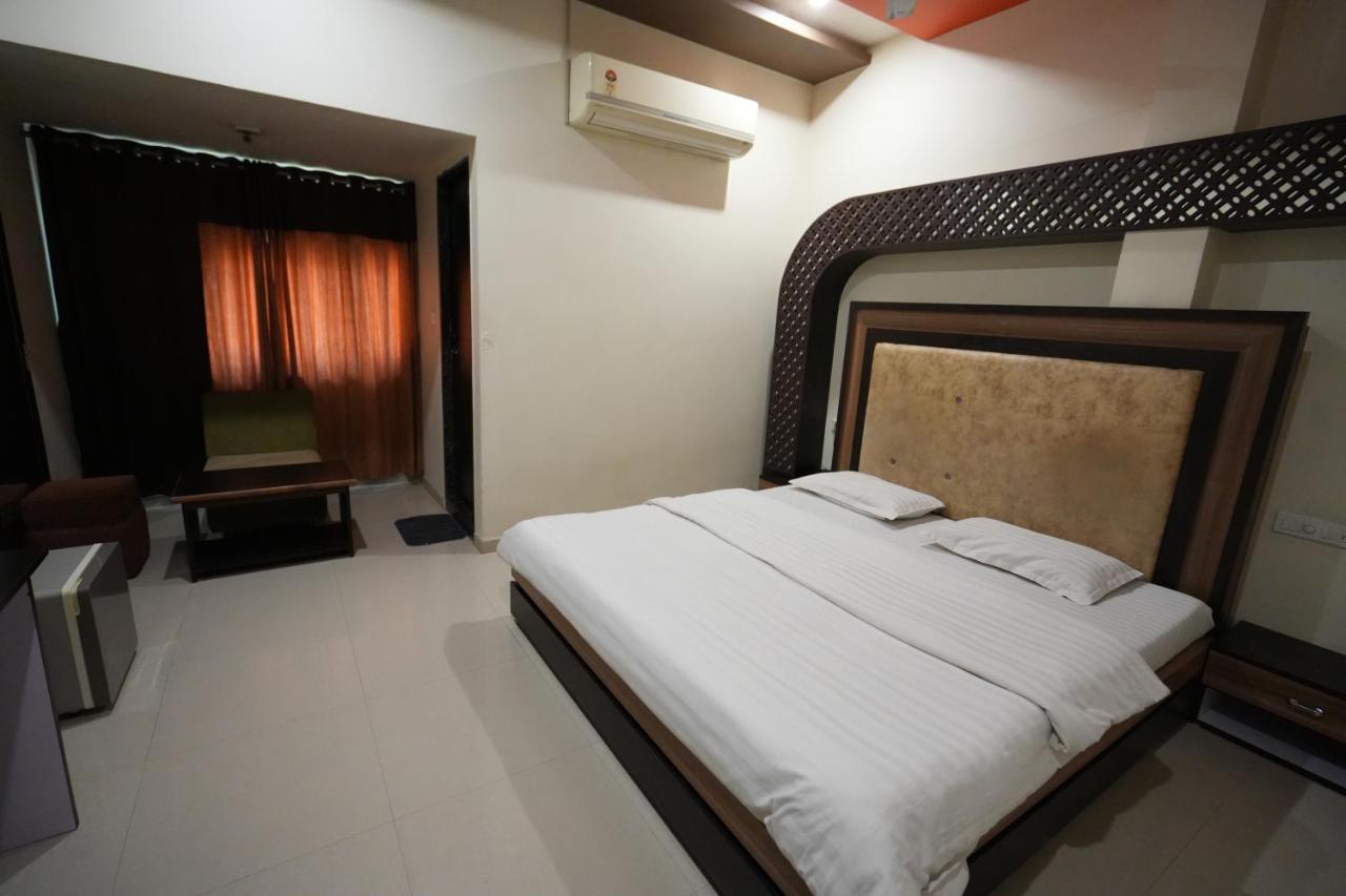 Hotel Ravi Residency Nadiad ภายนอก รูปภาพ