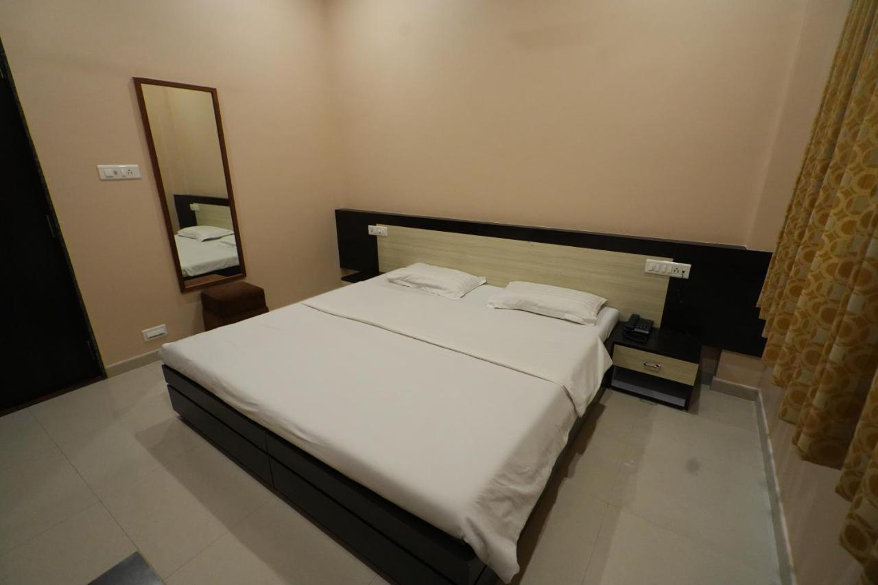 Hotel Ravi Residency Nadiad ภายนอก รูปภาพ