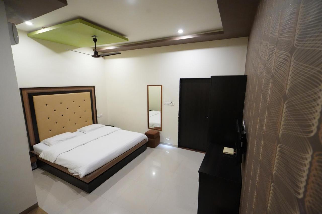 Hotel Ravi Residency Nadiad ภายนอก รูปภาพ