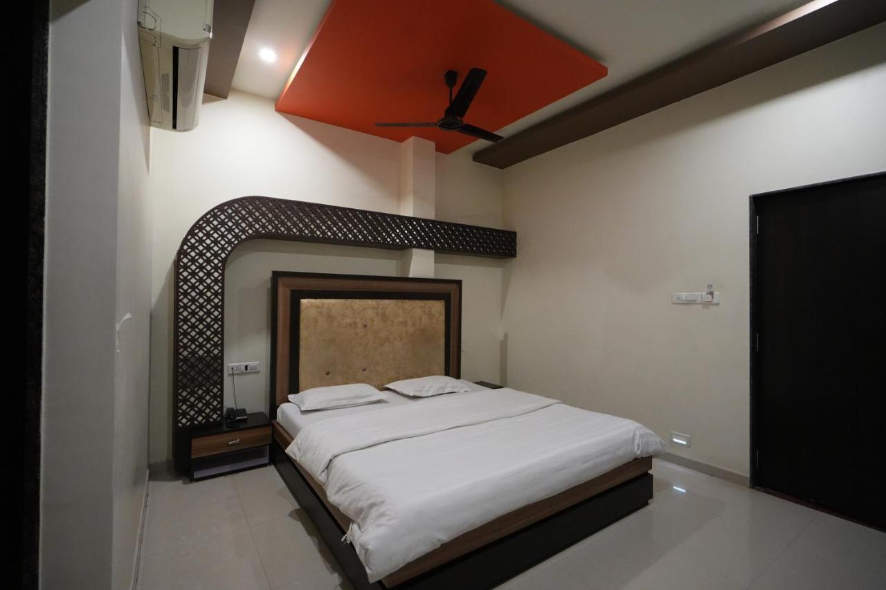 Hotel Ravi Residency Nadiad ภายนอก รูปภาพ