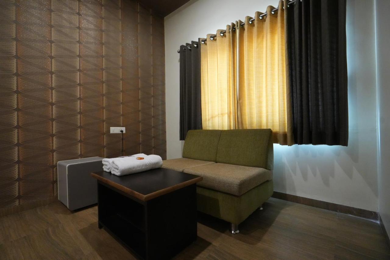 Hotel Ravi Residency Nadiad ภายนอก รูปภาพ