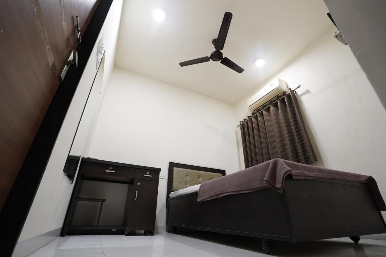 Hotel Ravi Residency Nadiad ภายนอก รูปภาพ