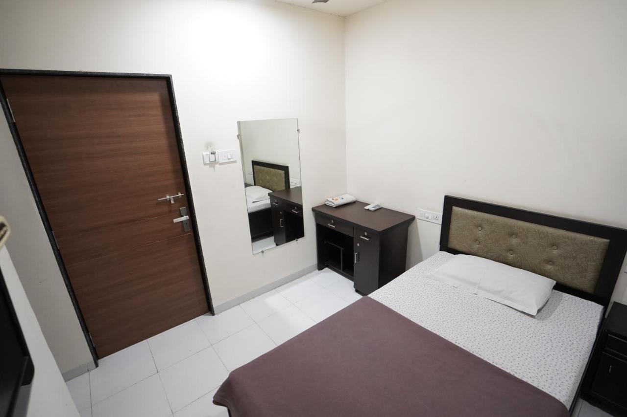 Hotel Ravi Residency Nadiad ภายนอก รูปภาพ